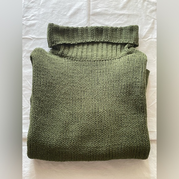 Green turtle neck sweater - Picture 6 of 7